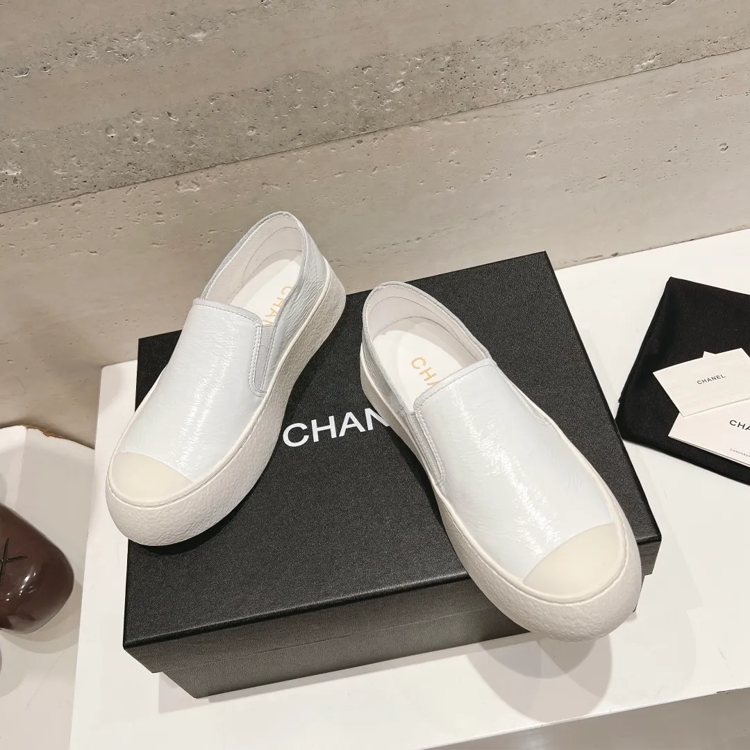 👟👟Ex-factory price 440👟👟 Top version Chanel Chanel 24 latest model full leather panda color white shoes casual sports shoes skateboard shoes original purchase and development production Xiaoxiang C Home Another super popular item in the counter, loved by Internet celebrity bloggers and sisters, and various praises on social platforms. It is very popular, has a high texture, is breathable and super spring and summer. Seeing this issue always arouses the inner desire of girls for fashion. The latest suede material, classic black and white color, full of fashionable feeling on the feet, easy to care for. Fabric: Original customized imported cowhide material. Lining: Customized soft sheepskin lining. Sole: Original molded TPU non-slip outsole. Bottom thickness: 2.5CM. Size: Women's size 35-40 (custom-made sizes 40 are non-refundable)